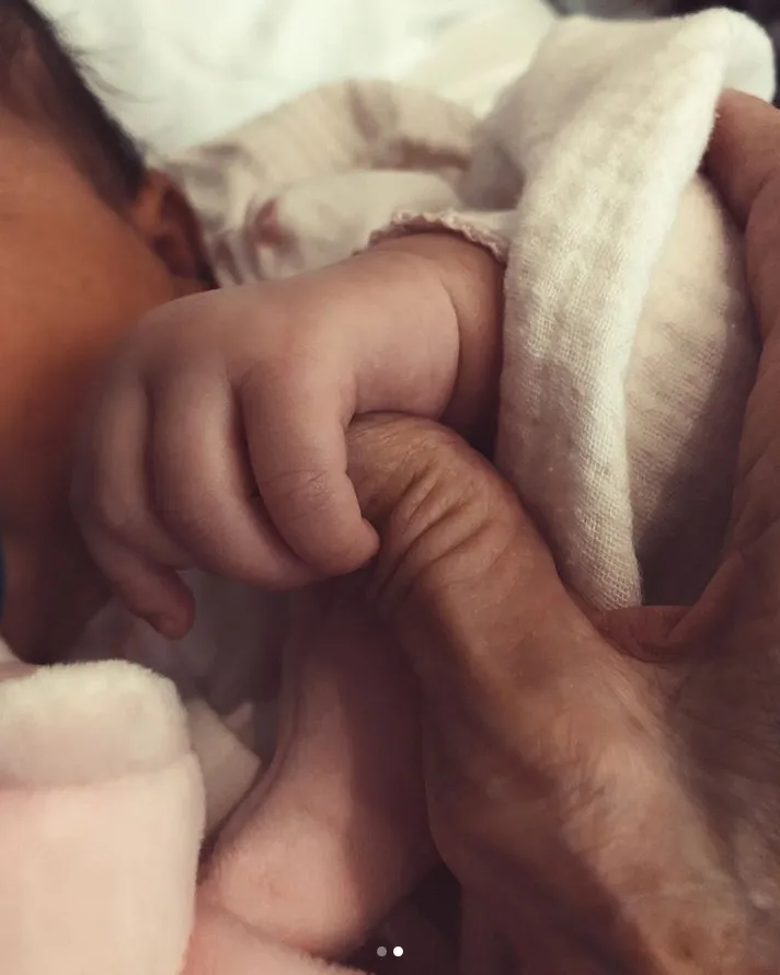 stormi-hand