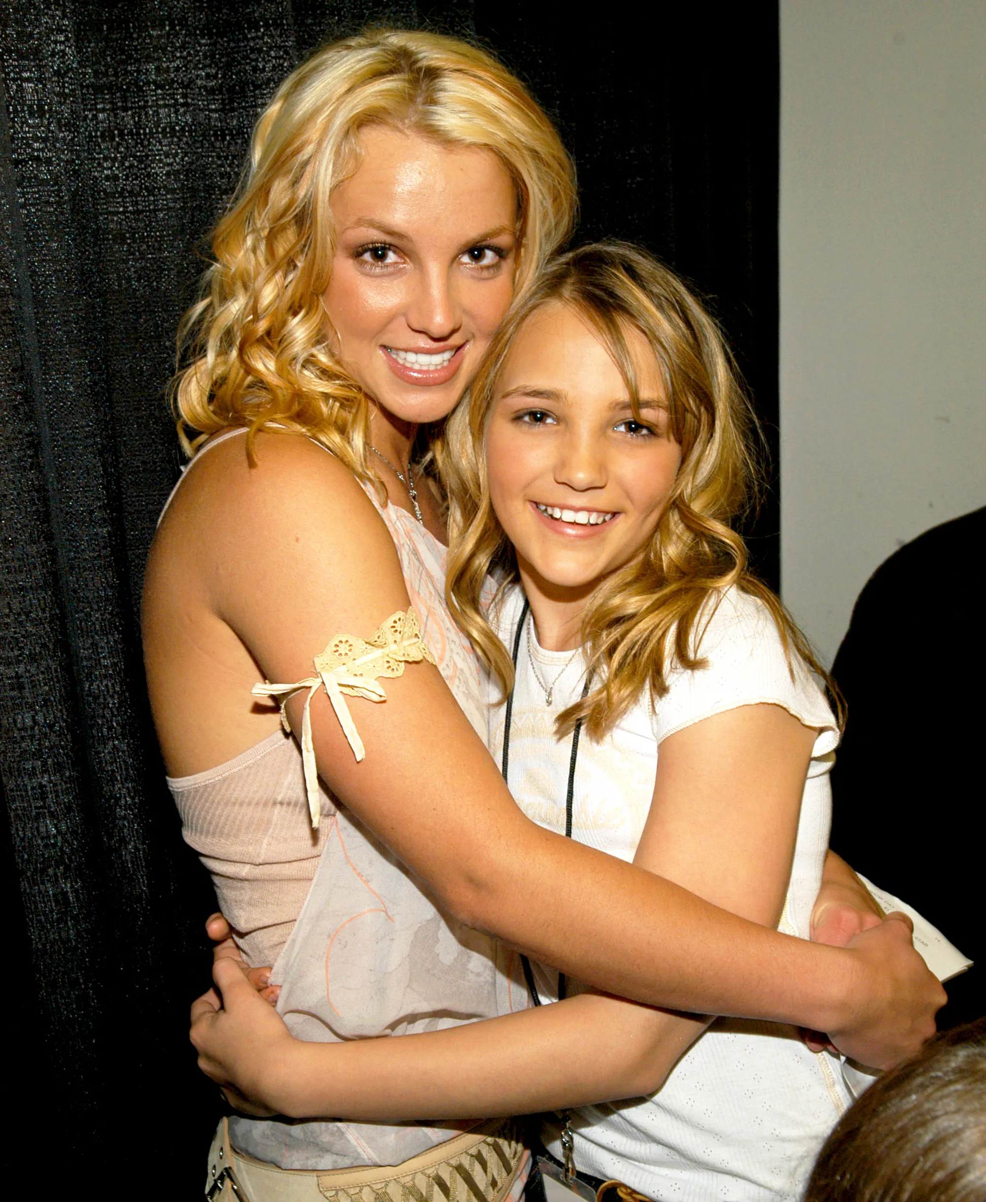 Britney Spears and Jamie-Lynn Spears attend the Nickelodeon Kids Choice Awards 2003.