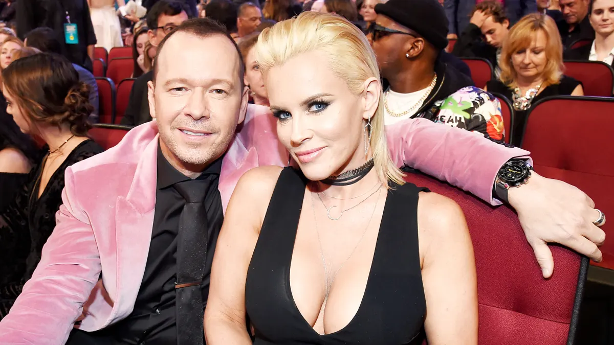 Donnie Wahlberg Invites Fans Boston Tour Jenny McCarthy Jealous