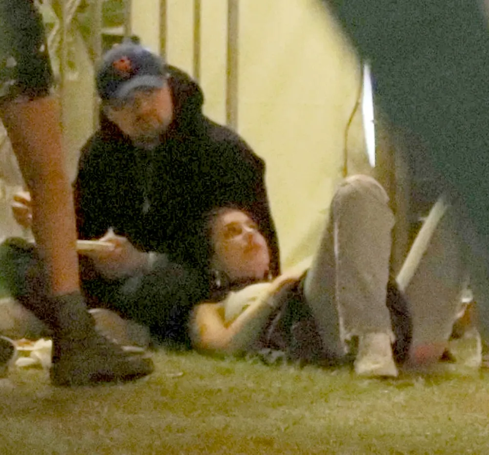 Leonardo-DiCaprio-Camila-Morrone-coachella-2