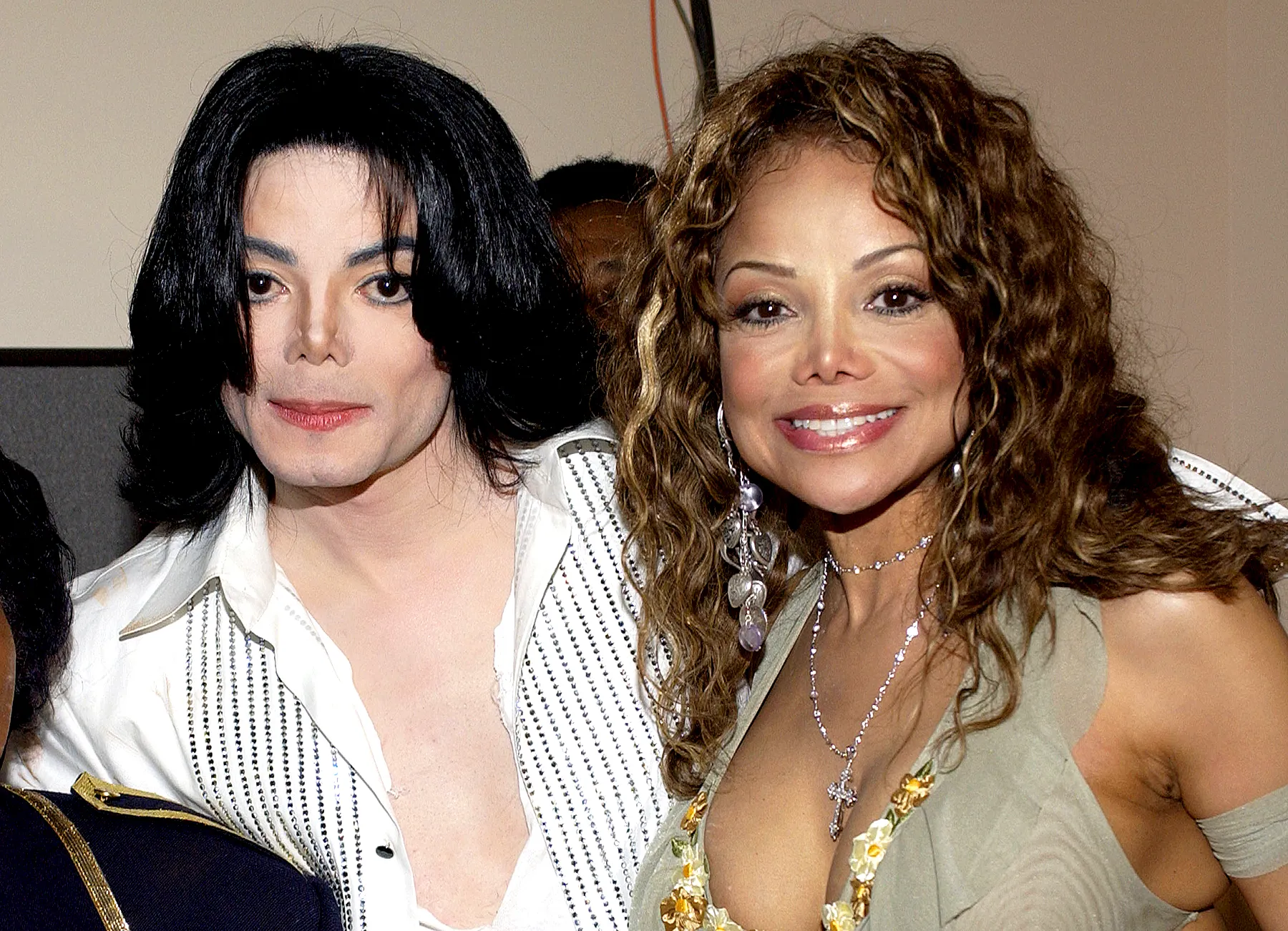 Michael-Jackson-LaToya-2003