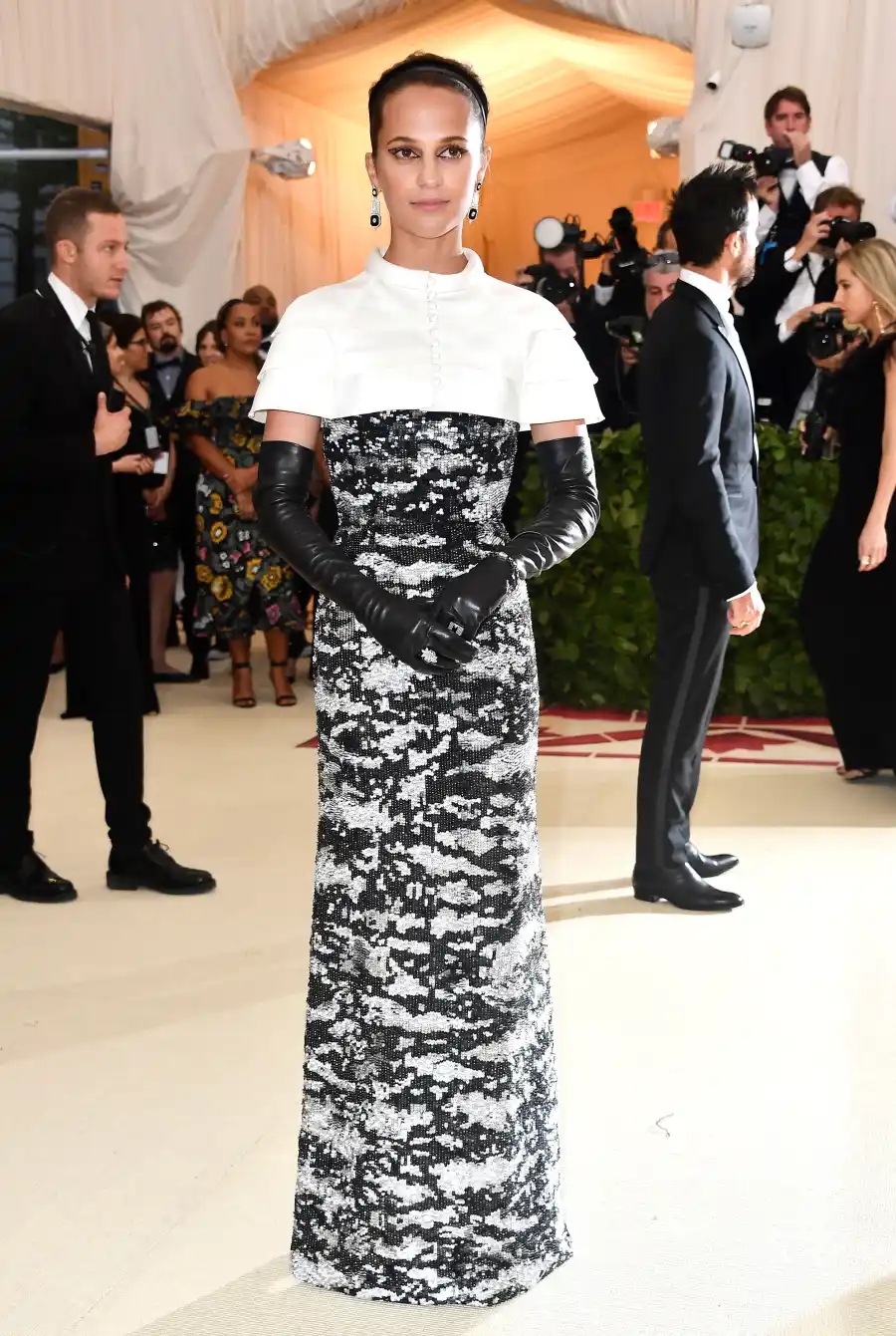 Alicia Vikander met 18