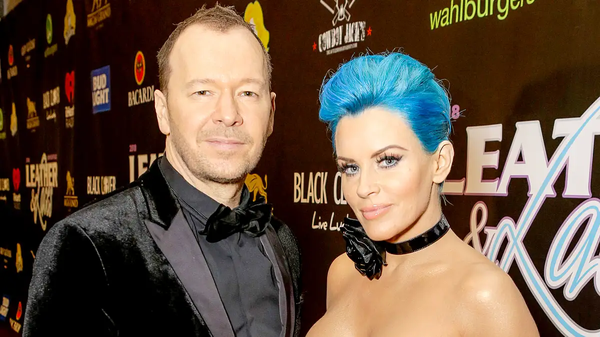 Jenny-McCarthy-Donnie-puppies