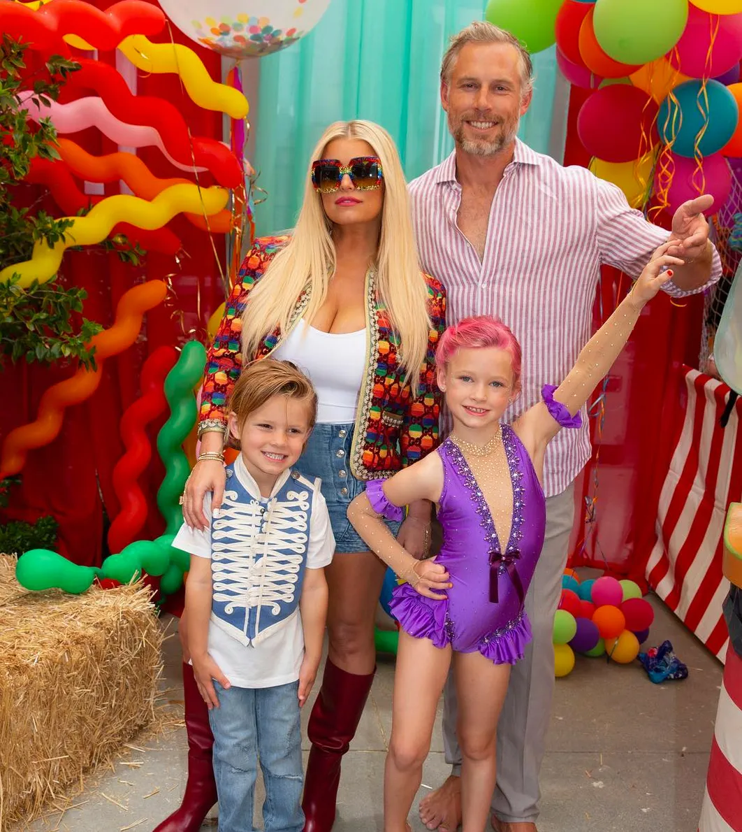 jessica-simpson-maxwell-greatest-showman