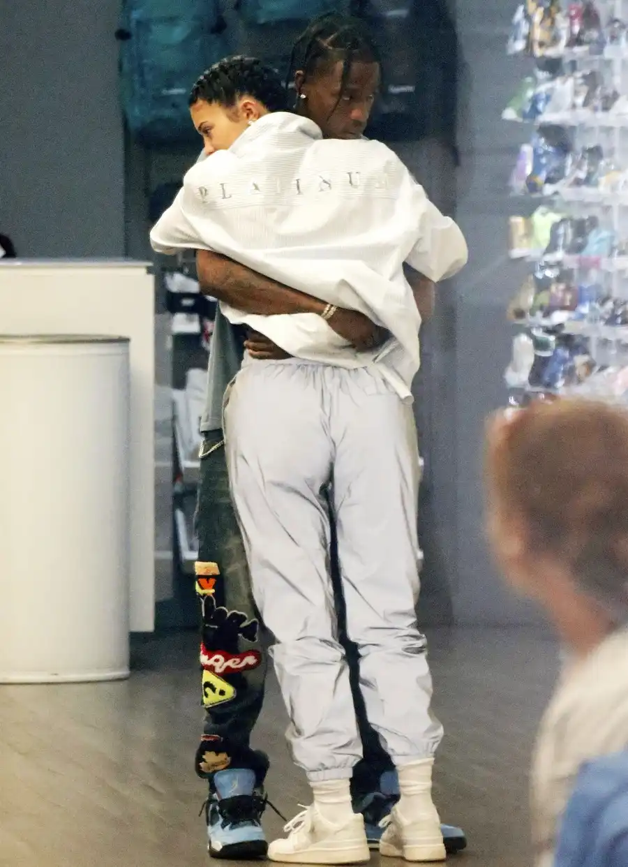 Kylie-Jenner-and-Travis-Scott-kiss-3