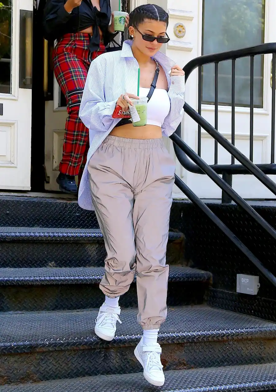 Kylie-Jenner-and-Travis-Scott-kiss-4