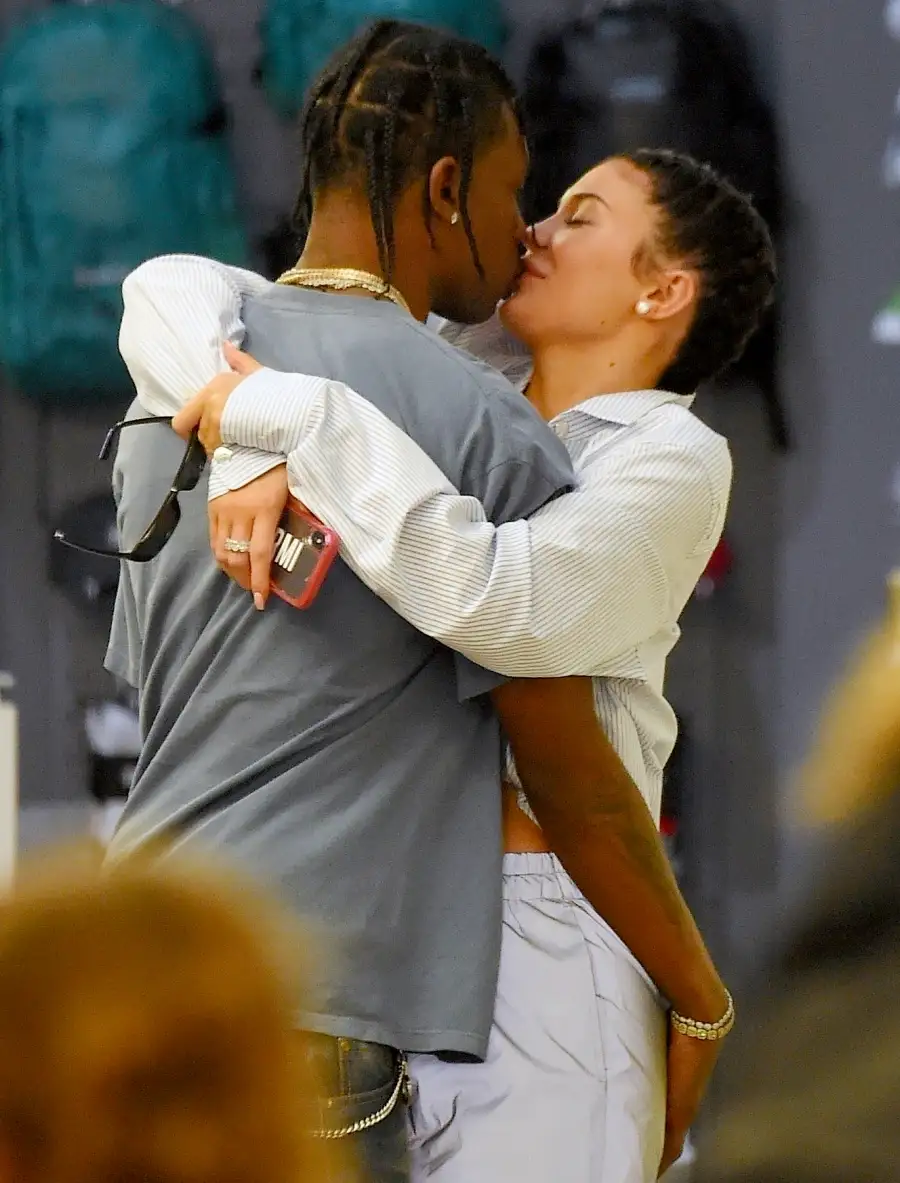 Kylie-Jenner-and-Travis-Scott-kiss