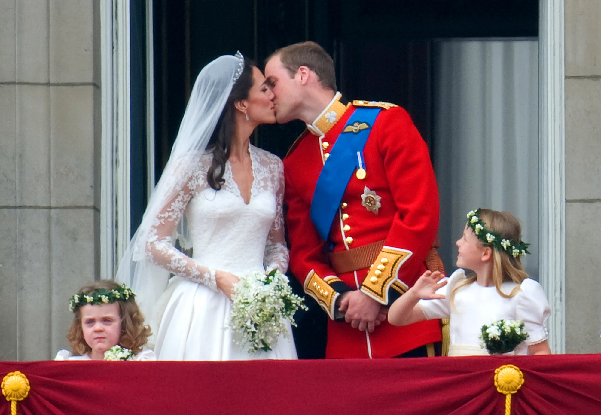royal wedding balcony kiss