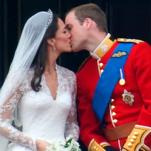 royal wedding balcony kiss