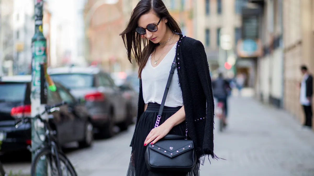 v-neck tee street style