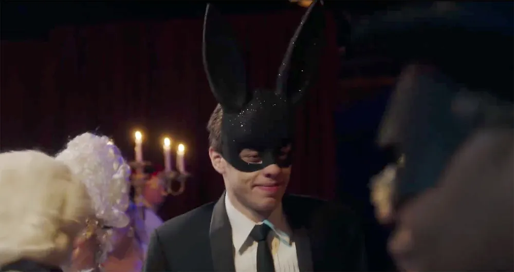 Pete-Davidson-Ariana-bunny-ears