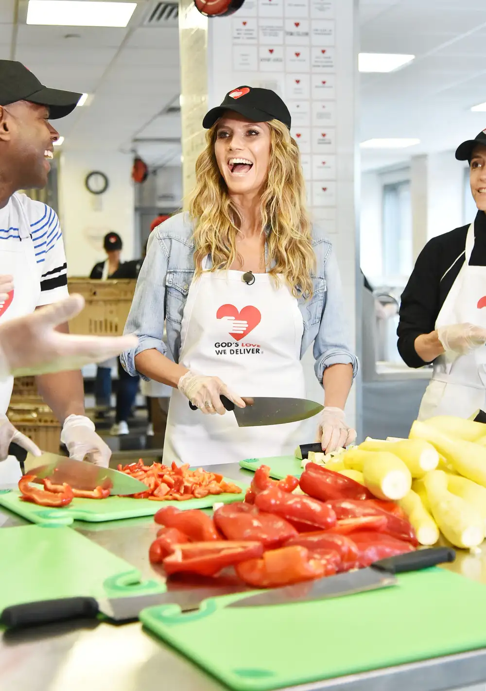 Heidi Klum showed off her chopping skills in the volunteer kitchen at NYC&Otilde;s God&Otilde;s Love We Delive
