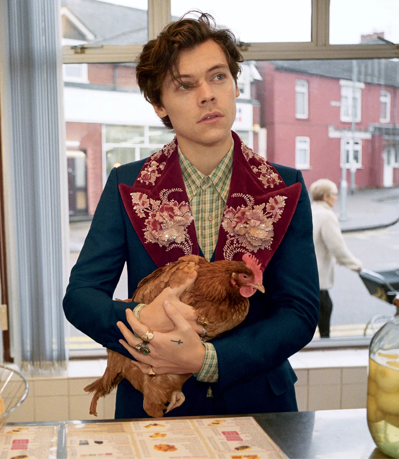 harry-styles-pets-gucci-campaign