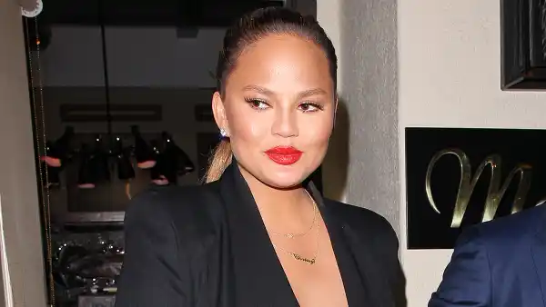 Chrissy Teigen, Haters, Breastfeeding, Instagram, Twitter