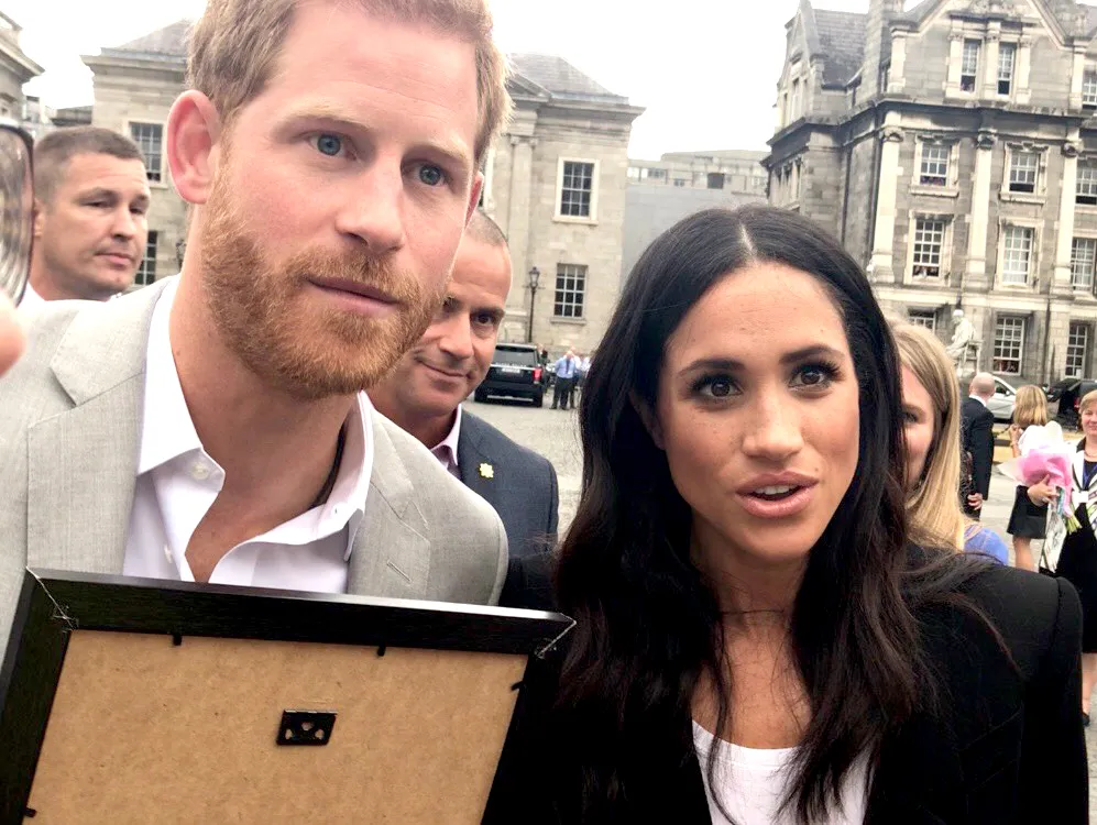 Prince-Harry-and-Meghan-gift-portrait