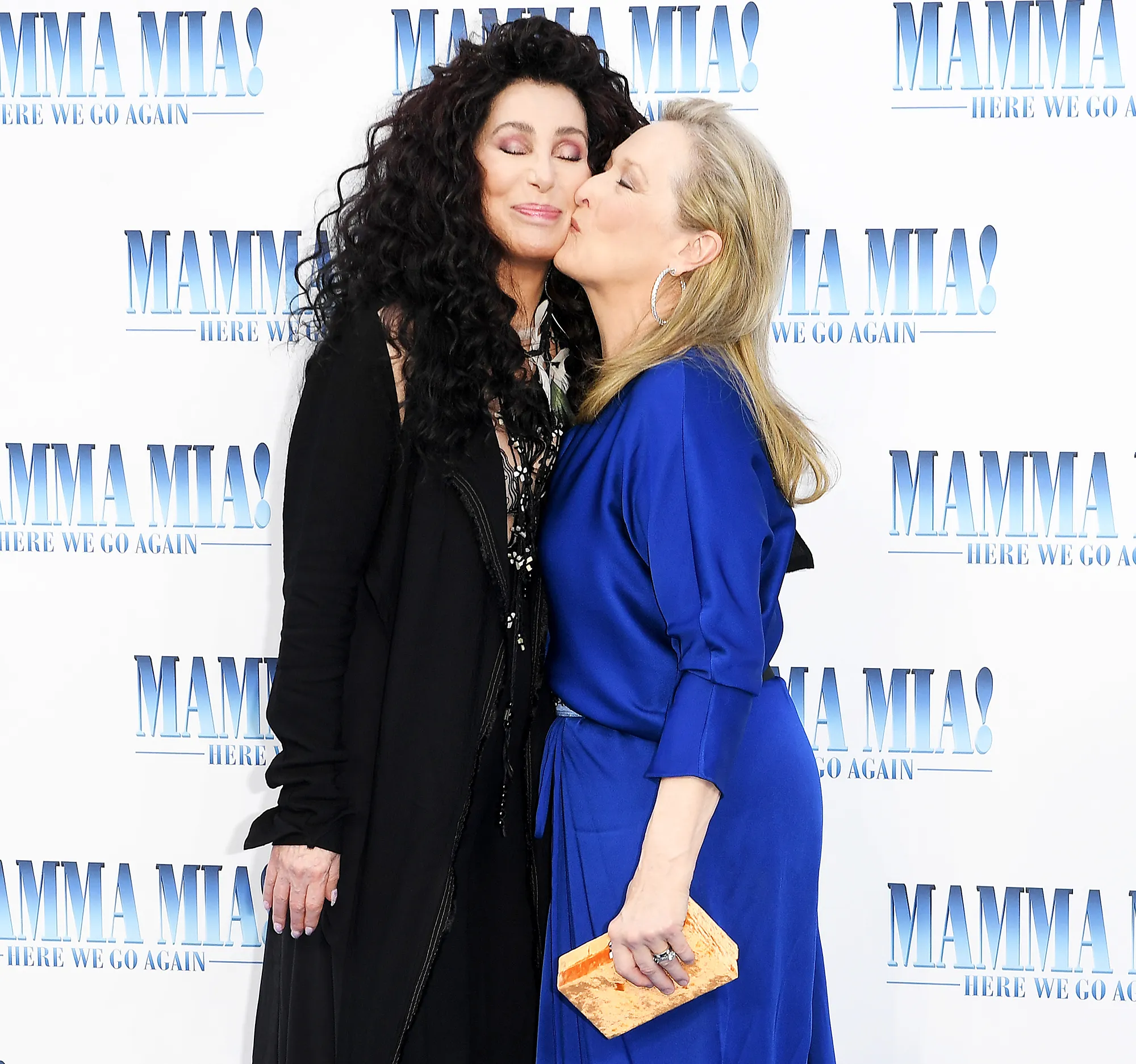 Cher Meryl Streep Red Carpet Kiss
