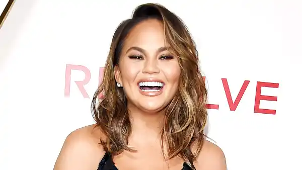 chrissy-teigen-spider-wasp