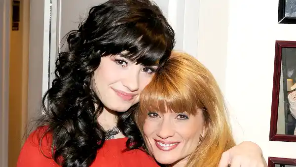 demi-lovato-mom-at-side