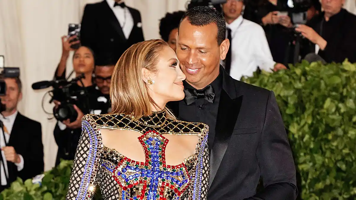 Jennifer Lopez Alex Rodriguez Cuddle Beach