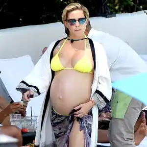 kate-hudson-pregnant-bikini