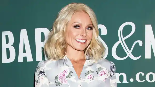 Kelly Ripa Anna Faris podcast Comic Con unqualified