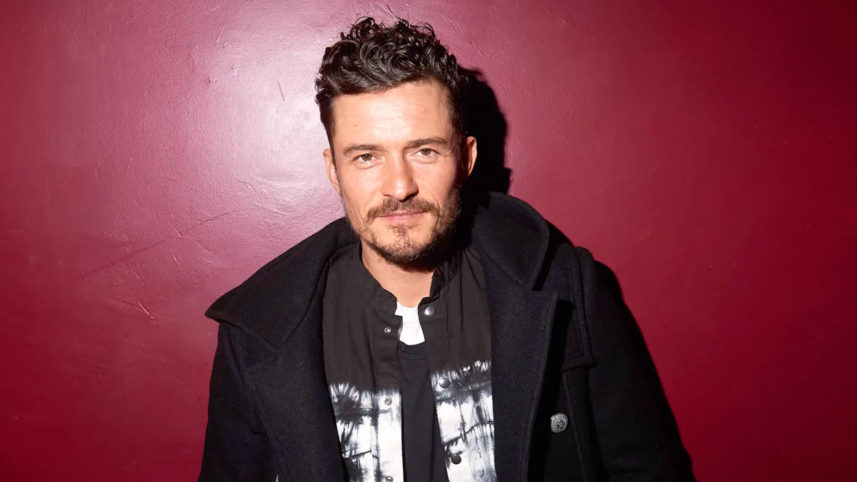 Orlando Bloom put ipad away