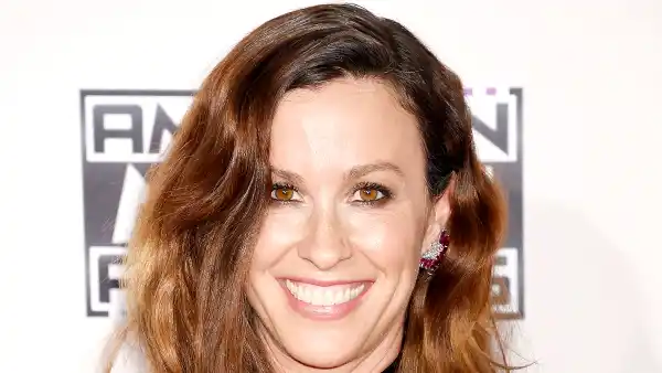 Alanis-Morissette-breastfeeding