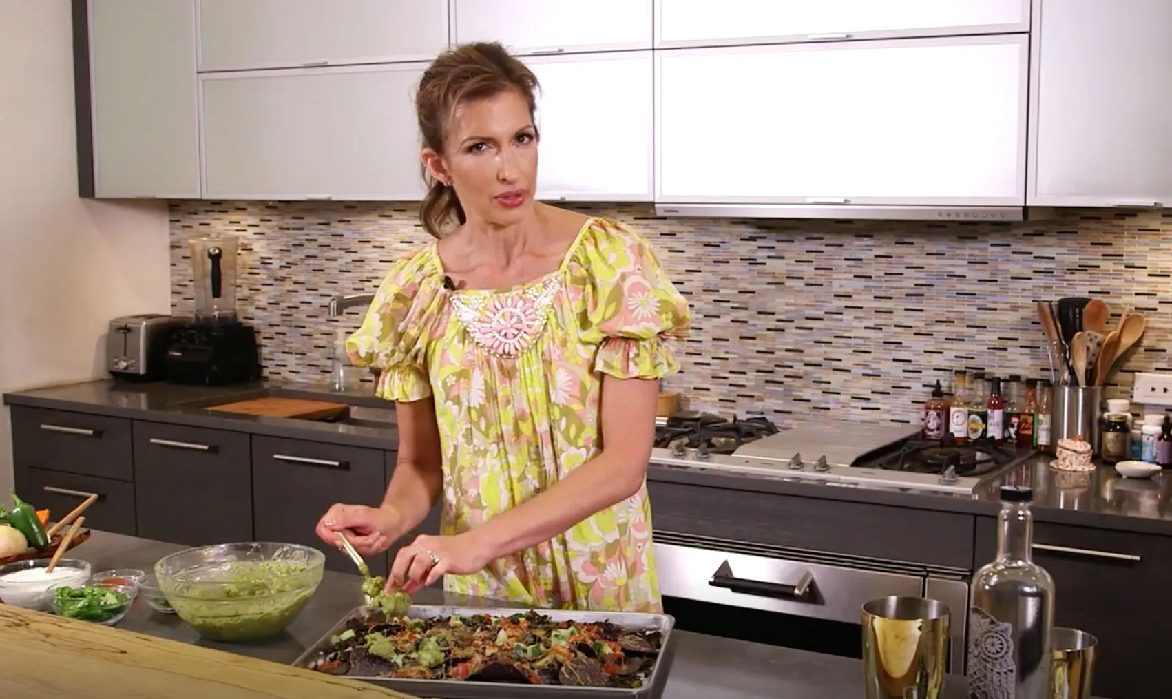 Go Inside OITNB’s Alysia Reiner’s Kitchen for Healthy-ish Nachos – Watch