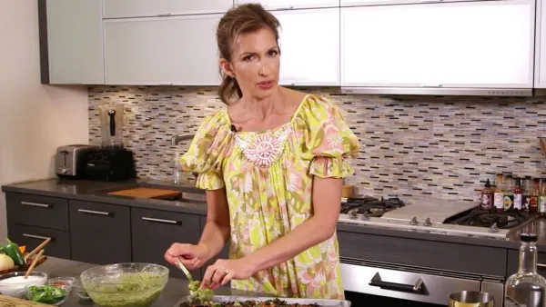 Go Inside OITNB’s Alysia Reiner’s Kitchen for Healthy-ish Nachos – Watch