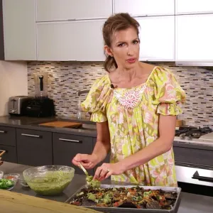 Go Inside OITNB’s Alysia Reiner’s Kitchen for Healthy-ish Nachos – Watch