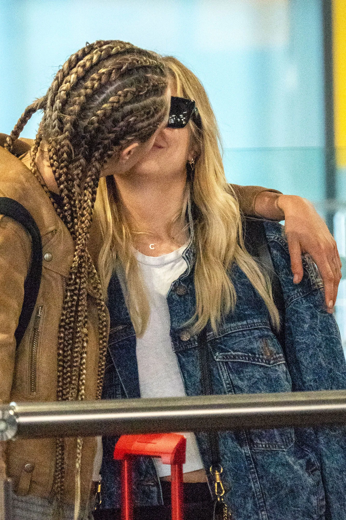 Cara Delevinge Ashley Benson Kissing