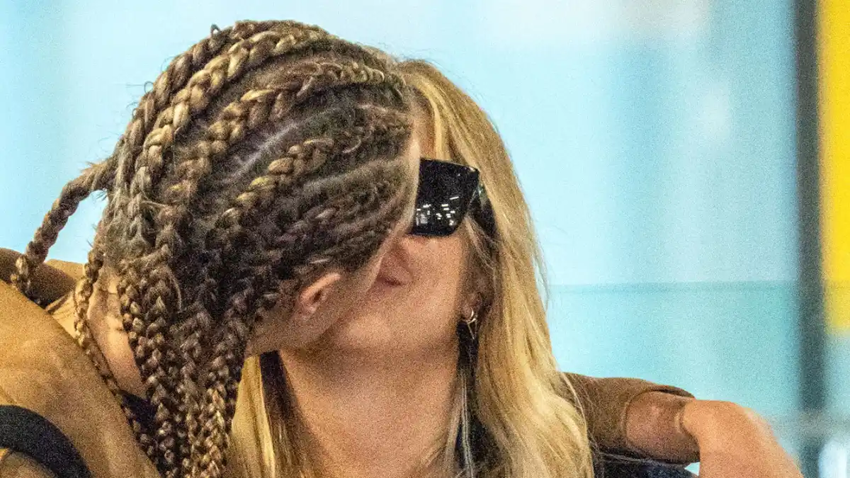 Cara Delevinge Ashley Benson Kissing