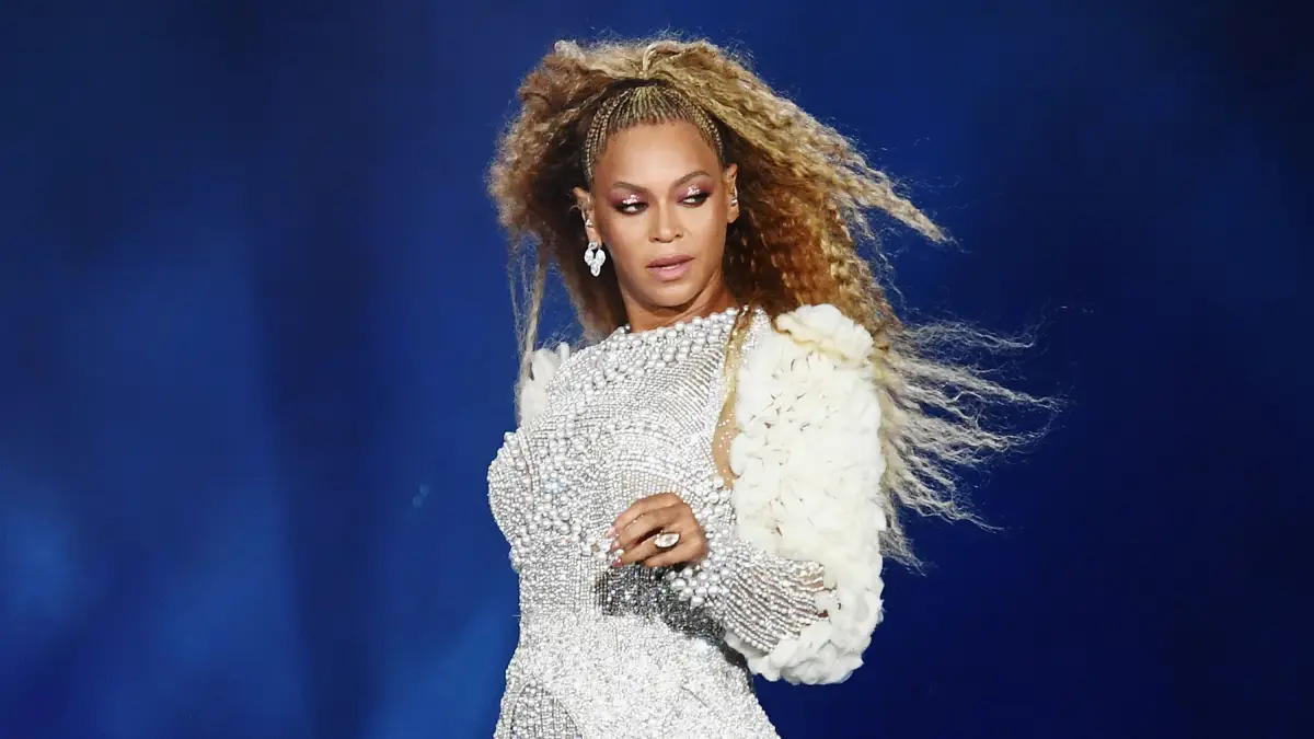 beyonce stage hair performing