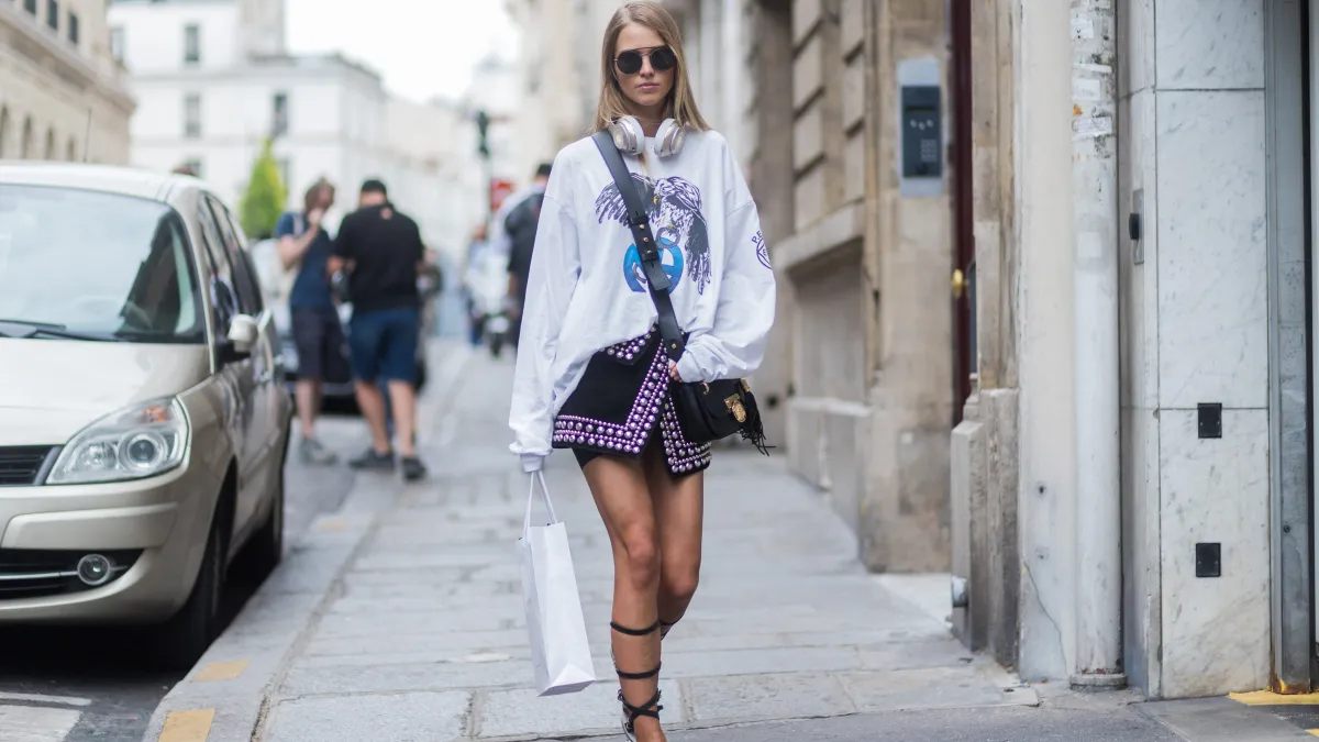 model with a shopping bag