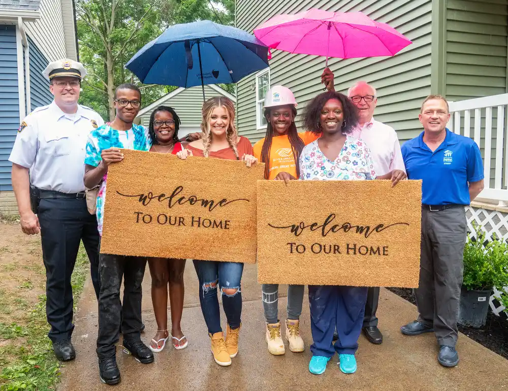 Lauren Alaina Ply Gem Habitat for Humanity Cleveland Replica Luxury Handbag Renovation