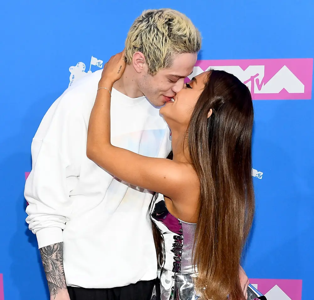 Pete-Davidson-and-Ariana-Grande-kissing