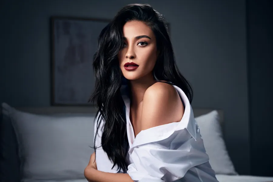 Shay Mitchell-buxom2