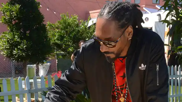 Snoop Dogg cooks