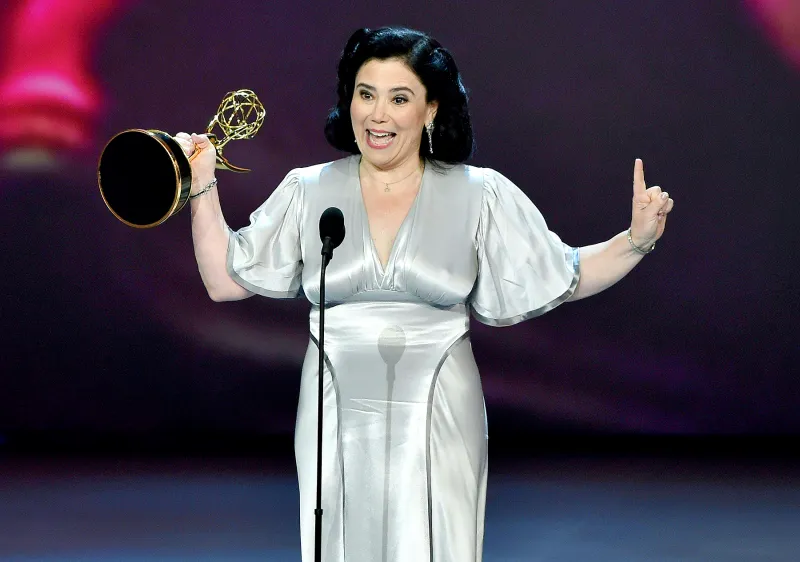 Alex-Borstein-braless-emmys-2018
