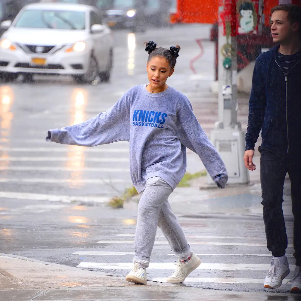 Ariana Grande Steps Out With Friends After Mac Miller&rsquo;s Death