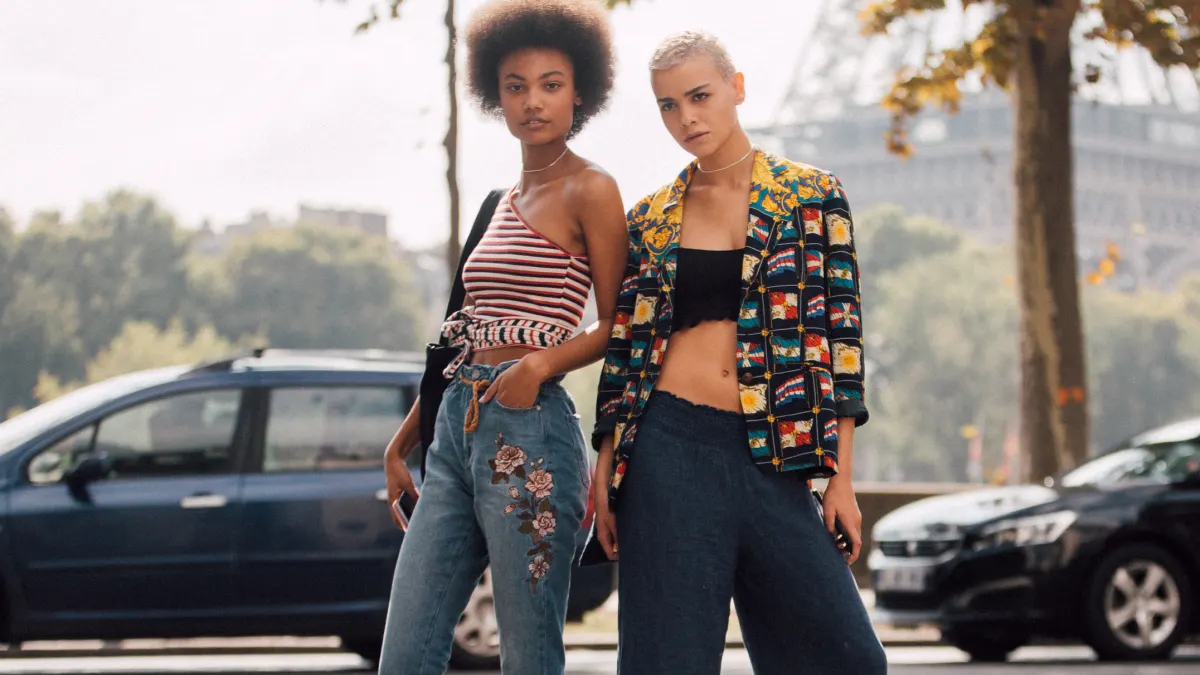 Street Style : Paris Fashion Week Womenswear Spring/Summer 2018 : Day One