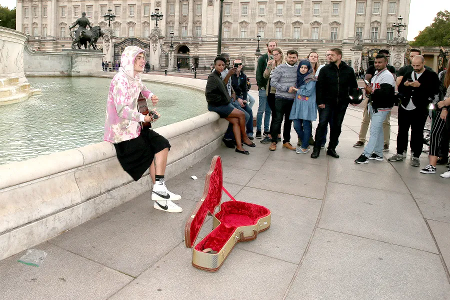 Justin-Bieber-and-Hailey-Baldwin-PDA-london-serenade-3