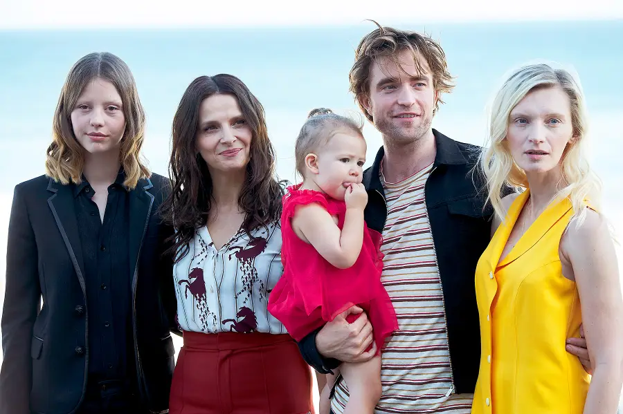 Robert-Pattinson,-Mia-Goth-reunite