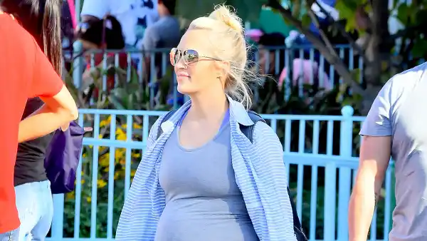 carrie-underwood-baby-bump-disney