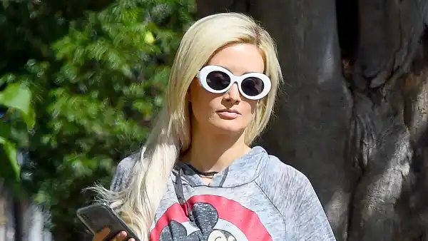 holly-madison-without-wedding-ring