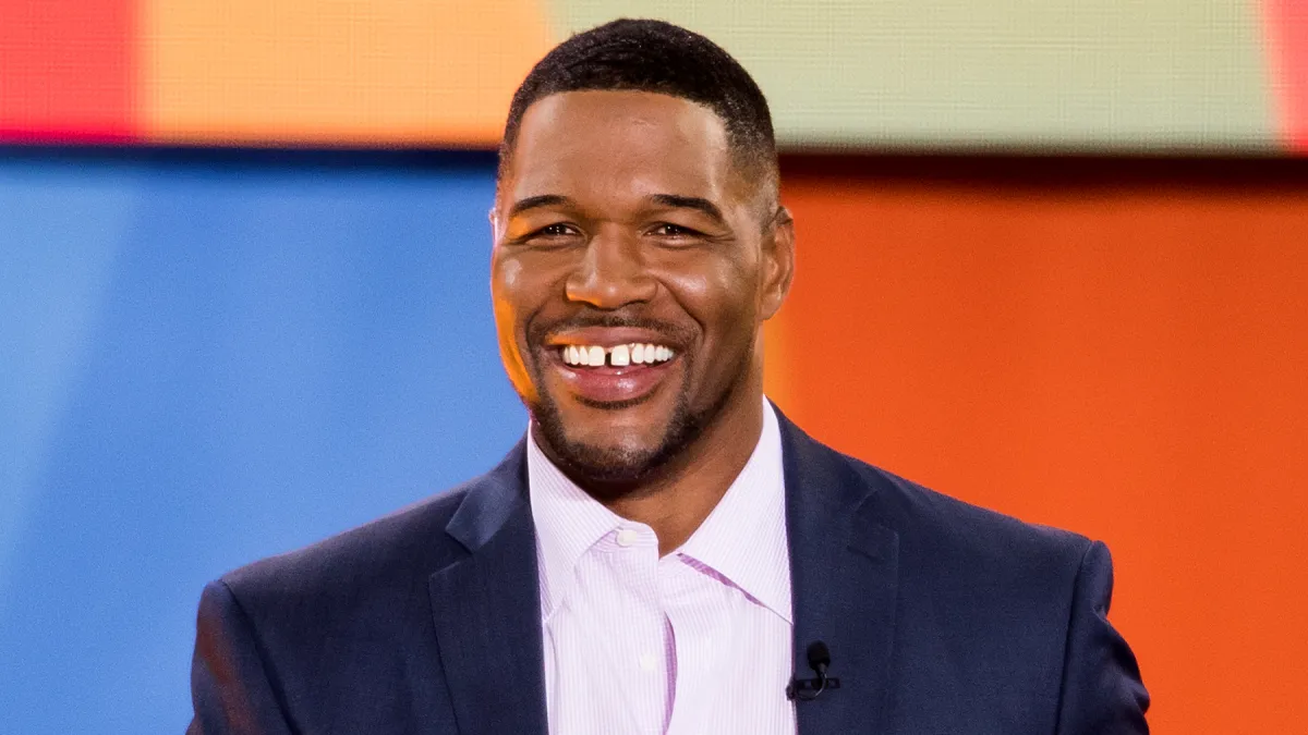 michael-strahan-kneel