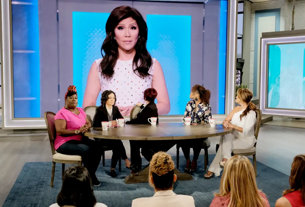 sara-gilbert-julie-chen-the-talk