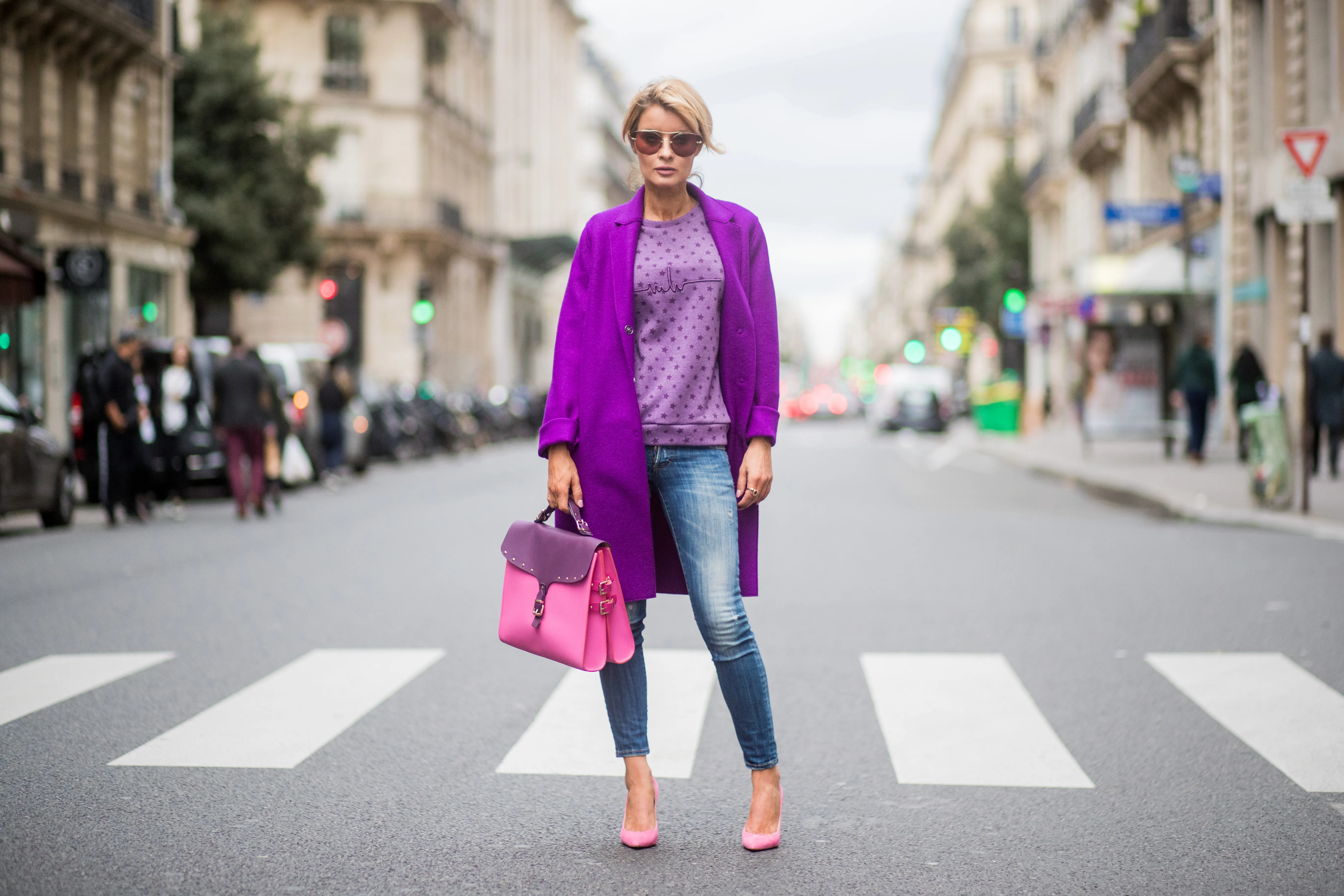 skinny jeans street style purple sweater pink bag