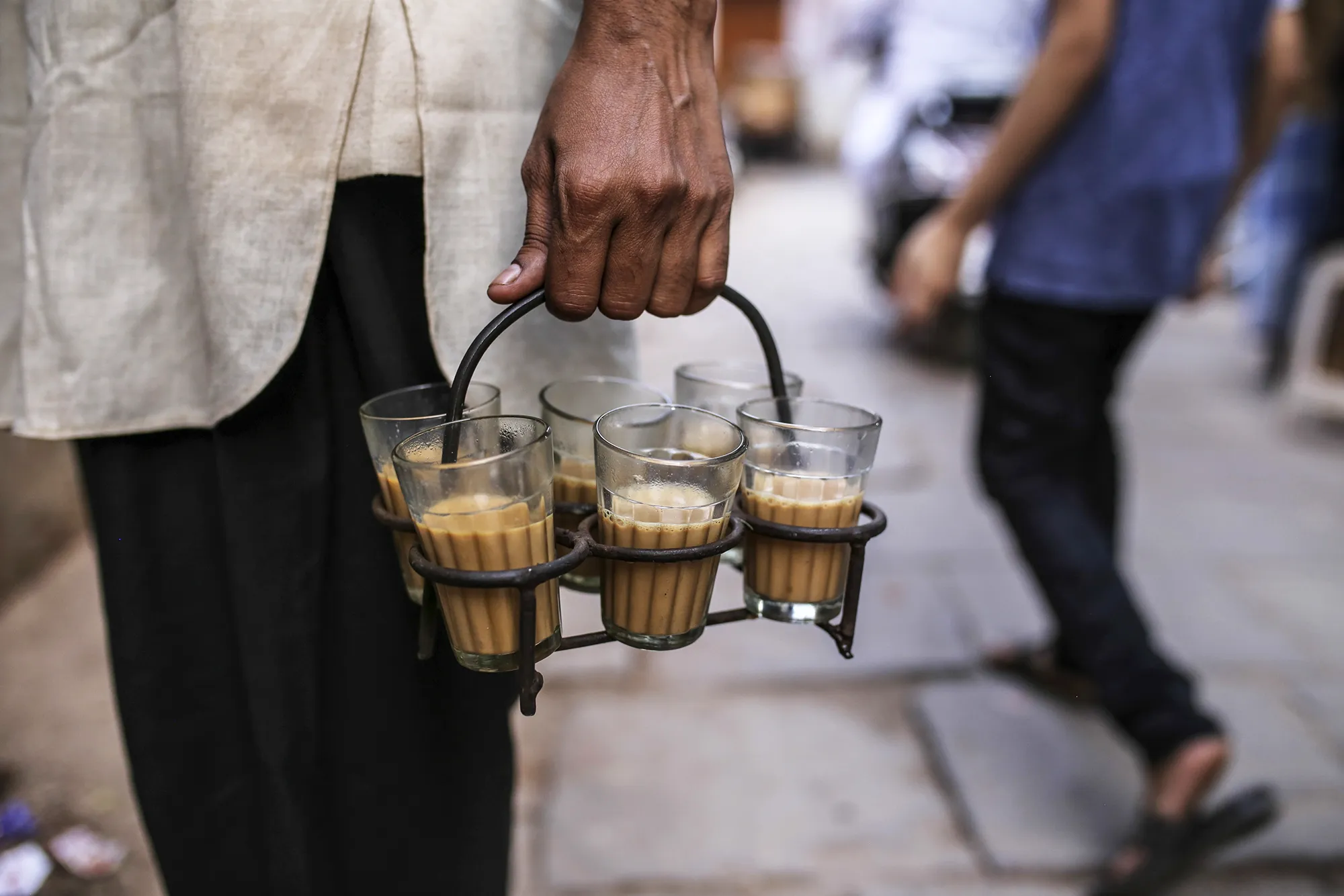 Video of Tea Being Swung Upside Down and Served in India Shocks Internet: ‘Super Cool!’