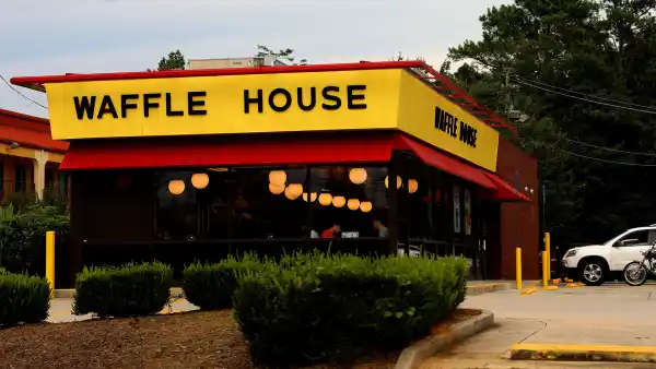Waffle House Activates Storm Center Ahead of Hurricane Florence, 1 Restaurant Will Close